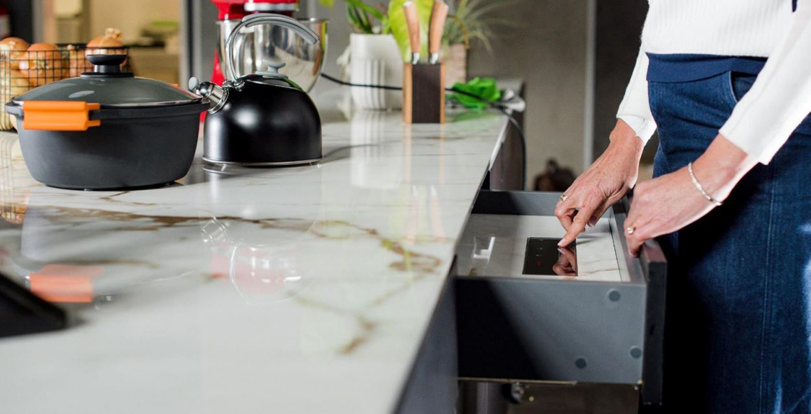 Table de cuisson à induction invisible Invisacooks dans les cuisines high-tech